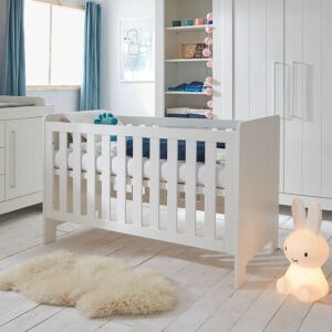 CAROLE Babybett umbaubar zum Kinderbett | mit Bettschublade, Lattenrost & Rausfallschutz | 140 x 70 cm |