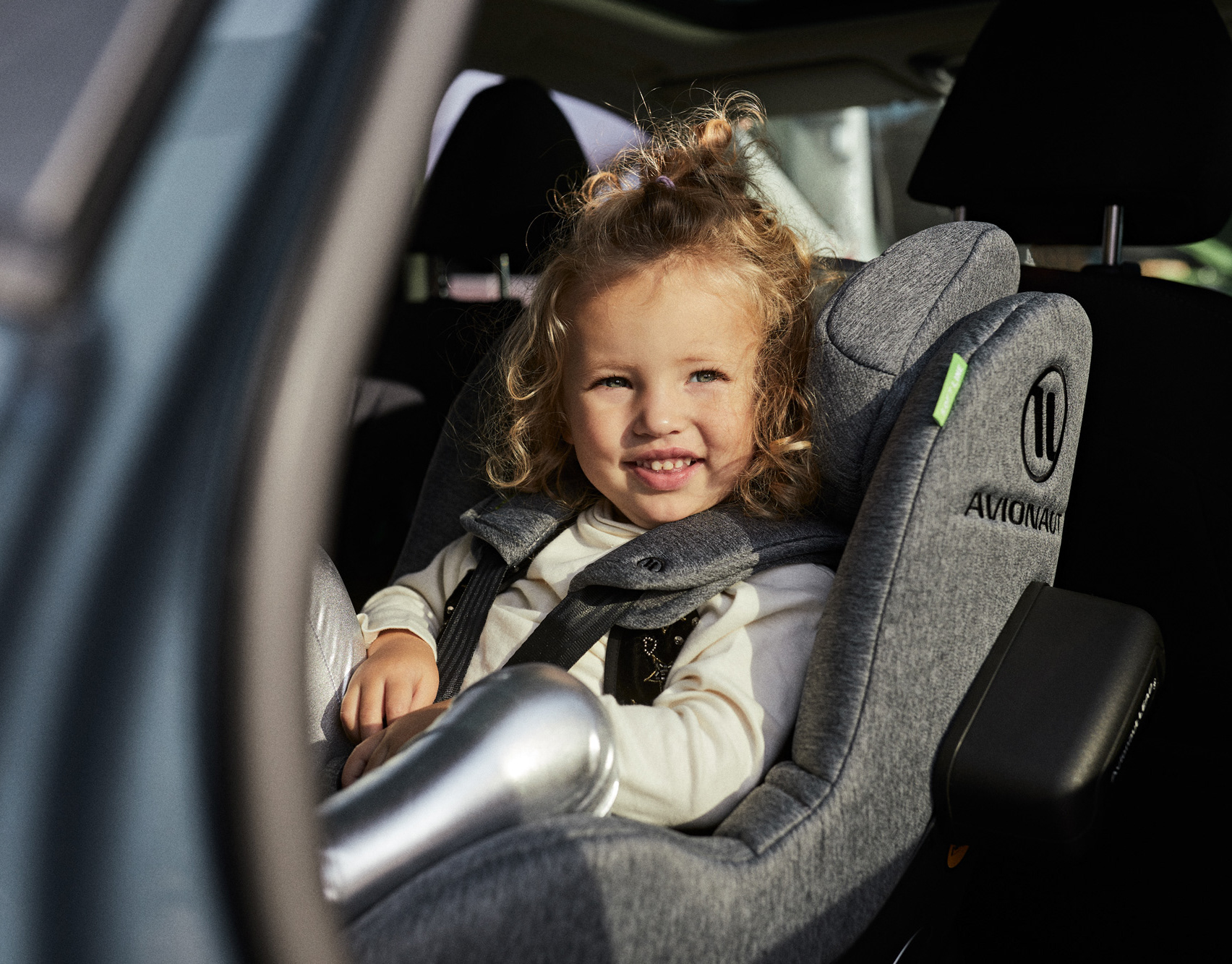 SKY: Kindersitz mit Gurt Montage im Auto
