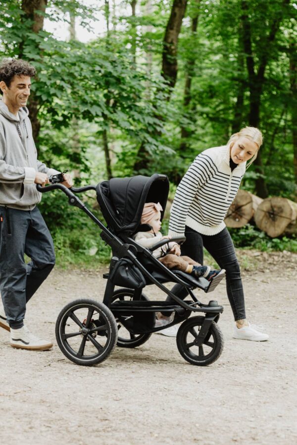 TFK Pro Sportkinderwagen/ Jogger | XXL Buggy mit der größten Sitzfläche am Markt mit 100 cm Liegefläche | + Gratis Paket – Bild 37
