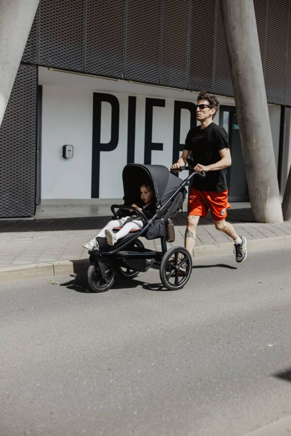 TFK Pro Sportkinderwagen/ Jogger | XXL Buggy mit der größten Sitzfläche am Markt mit 100 cm Liegefläche | + Gratis Paket – Bild 3