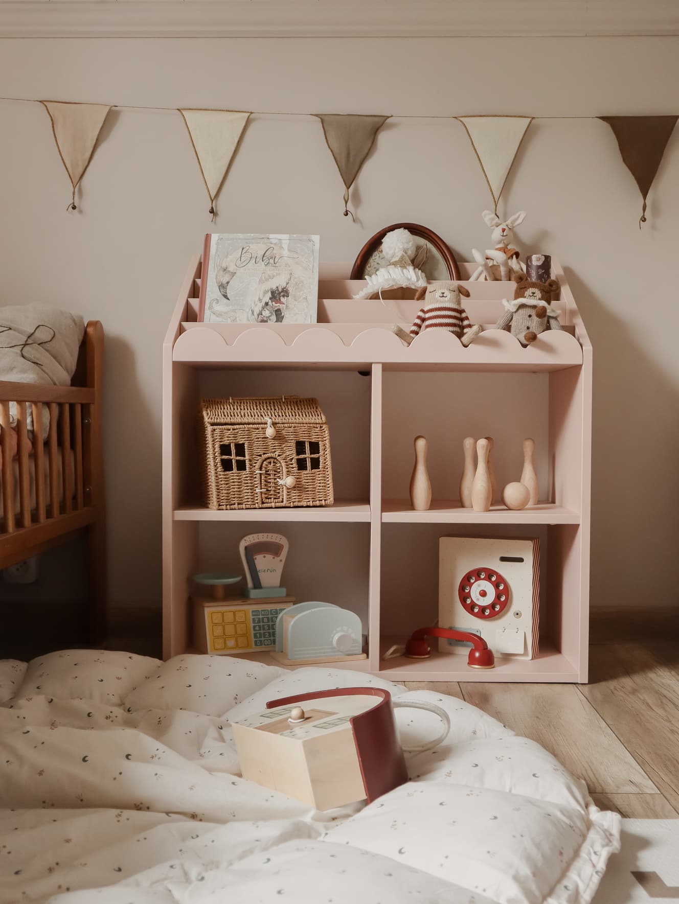 Montessori „Book Nook“ | SET Bücherregal + Kinderschreibtisch + 2 Kinderstühle – Bild 21