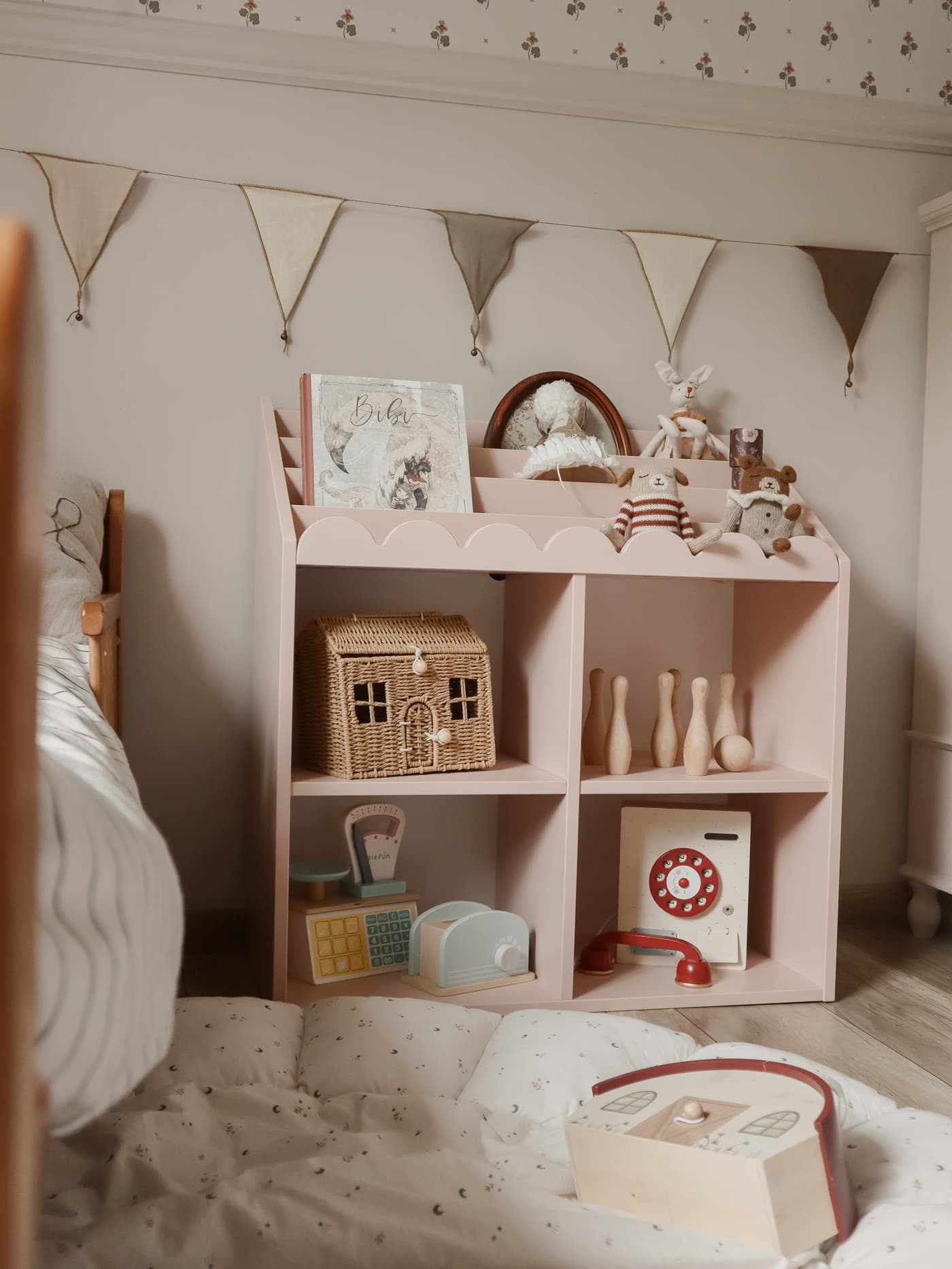 Montessori „Book Nook“ | SET Bücherregal + Kinderschreibtisch + 2 Kinderstühle – Bild 20
