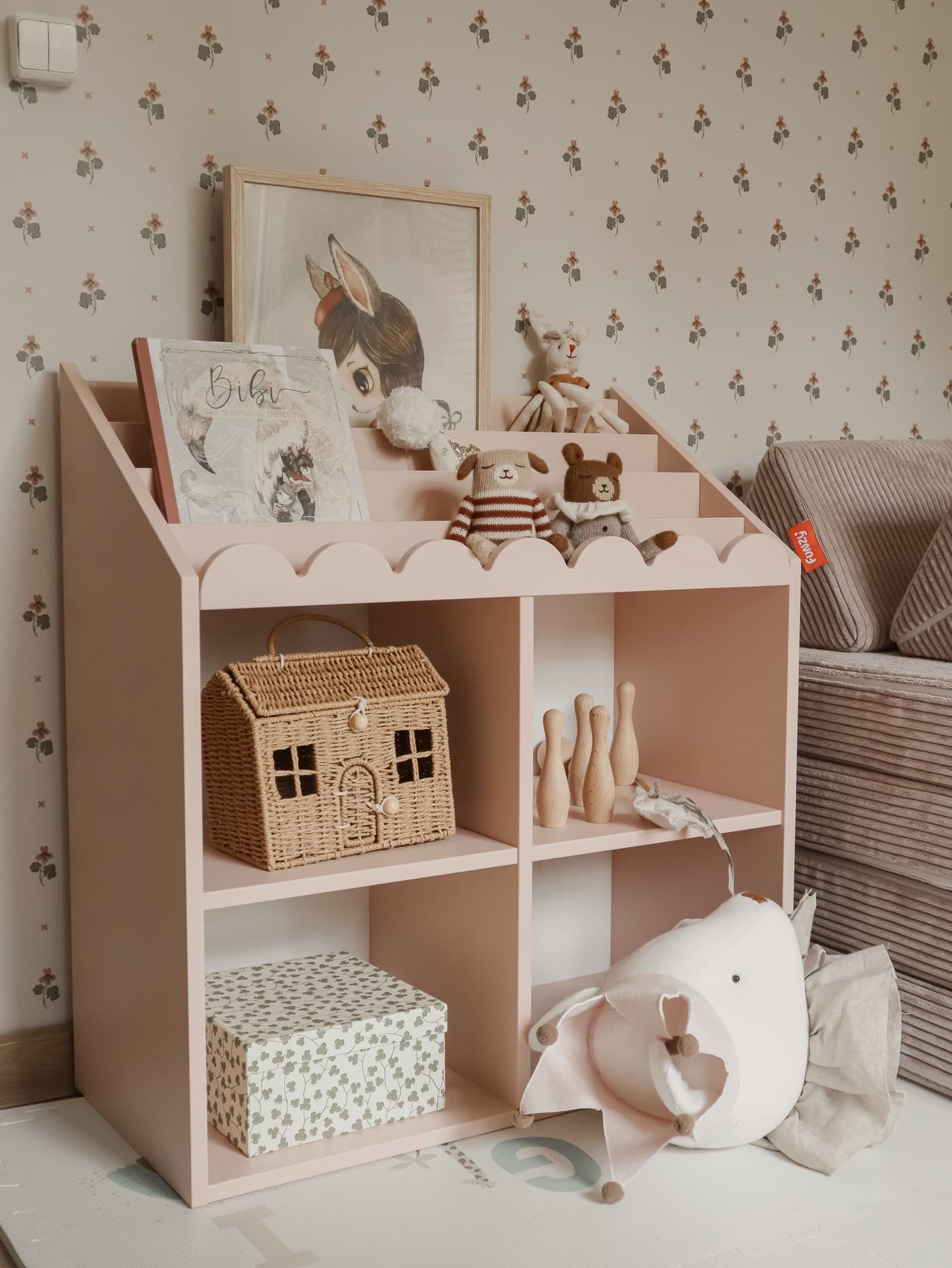 Montessori „Book Nook“ | SET Bücherregal + Kinderschreibtisch + 2 Kinderstühle – Bild 19