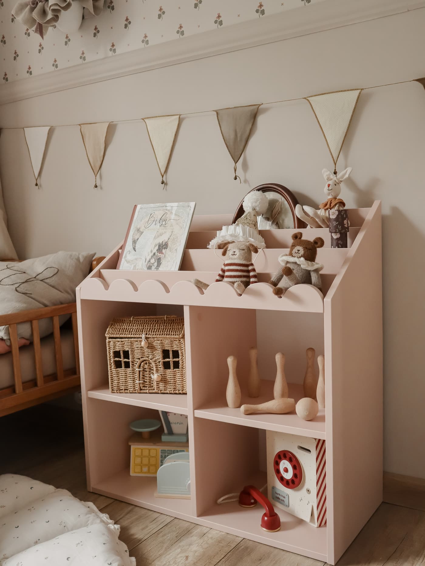 Montessori „Book Nook“ | SET Bücherregal + Kinderschreibtisch + 2 Kinderstühle – Bild 6