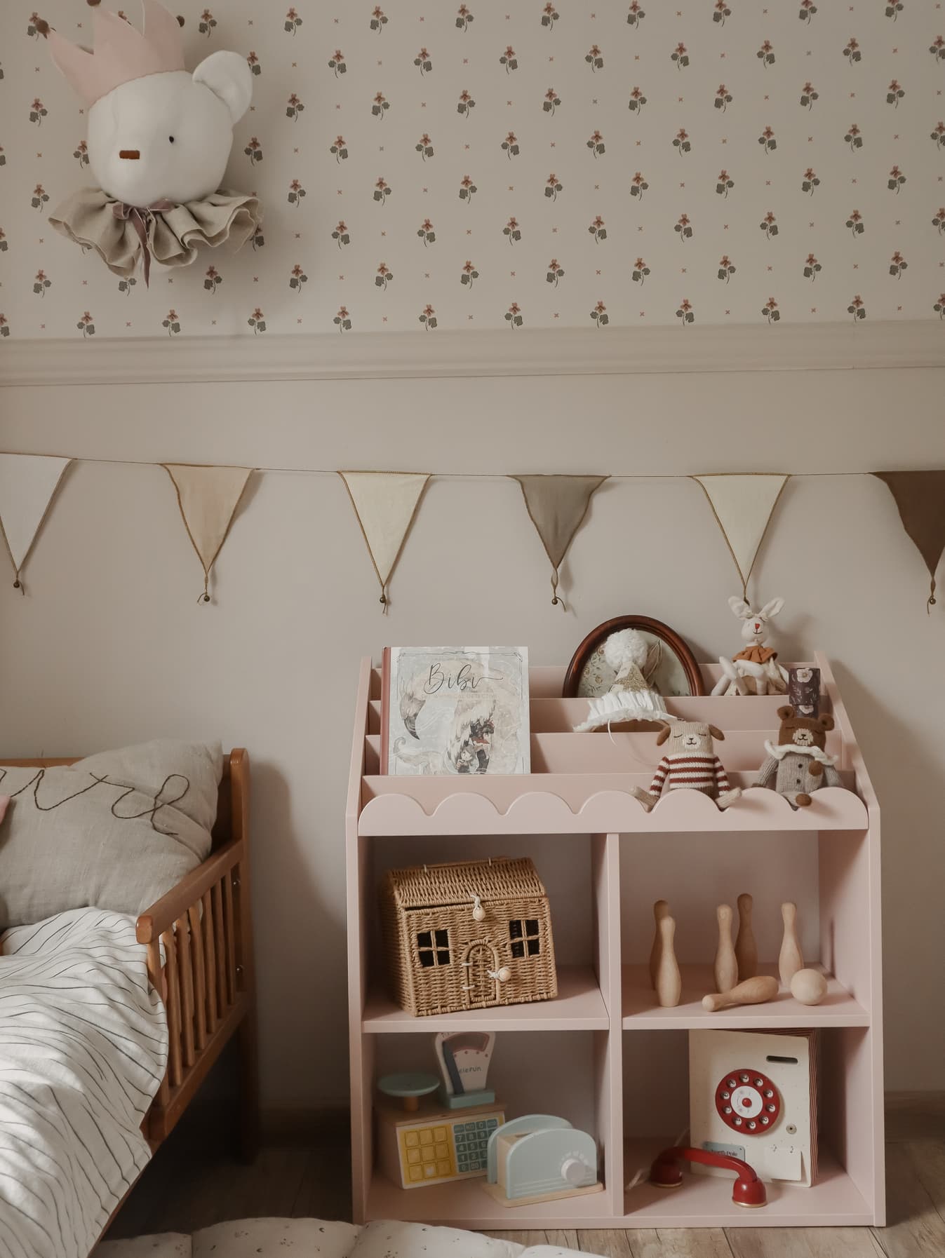 Montessori „Book Nook“ | SET Bücherregal + Kinderschreibtisch + 2 Kinderstühle – Bild 22