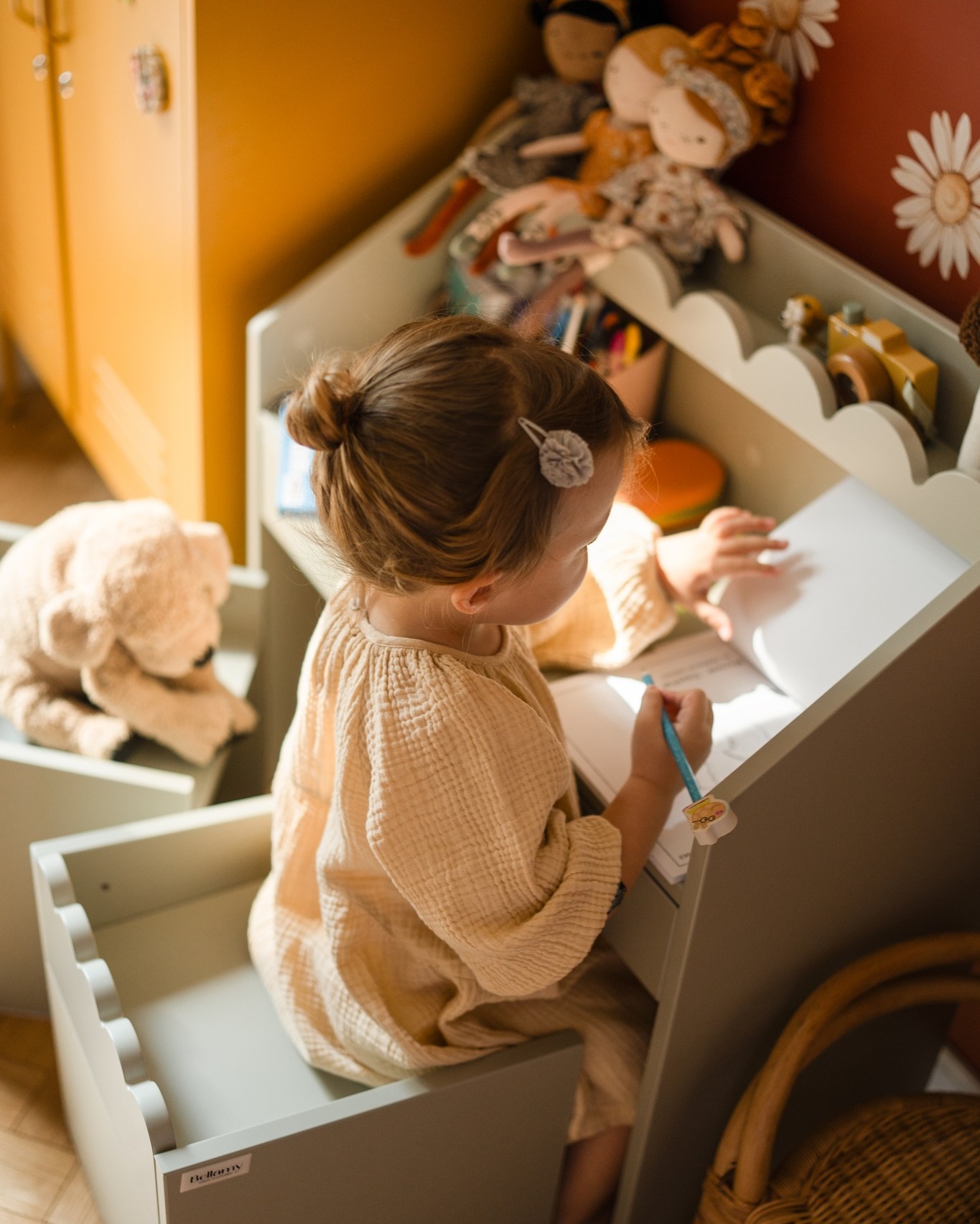 Montessori „Book Nook“ | SET Bücherregal + Kinderschreibtisch + 2 Kinderstühle – Bild 31