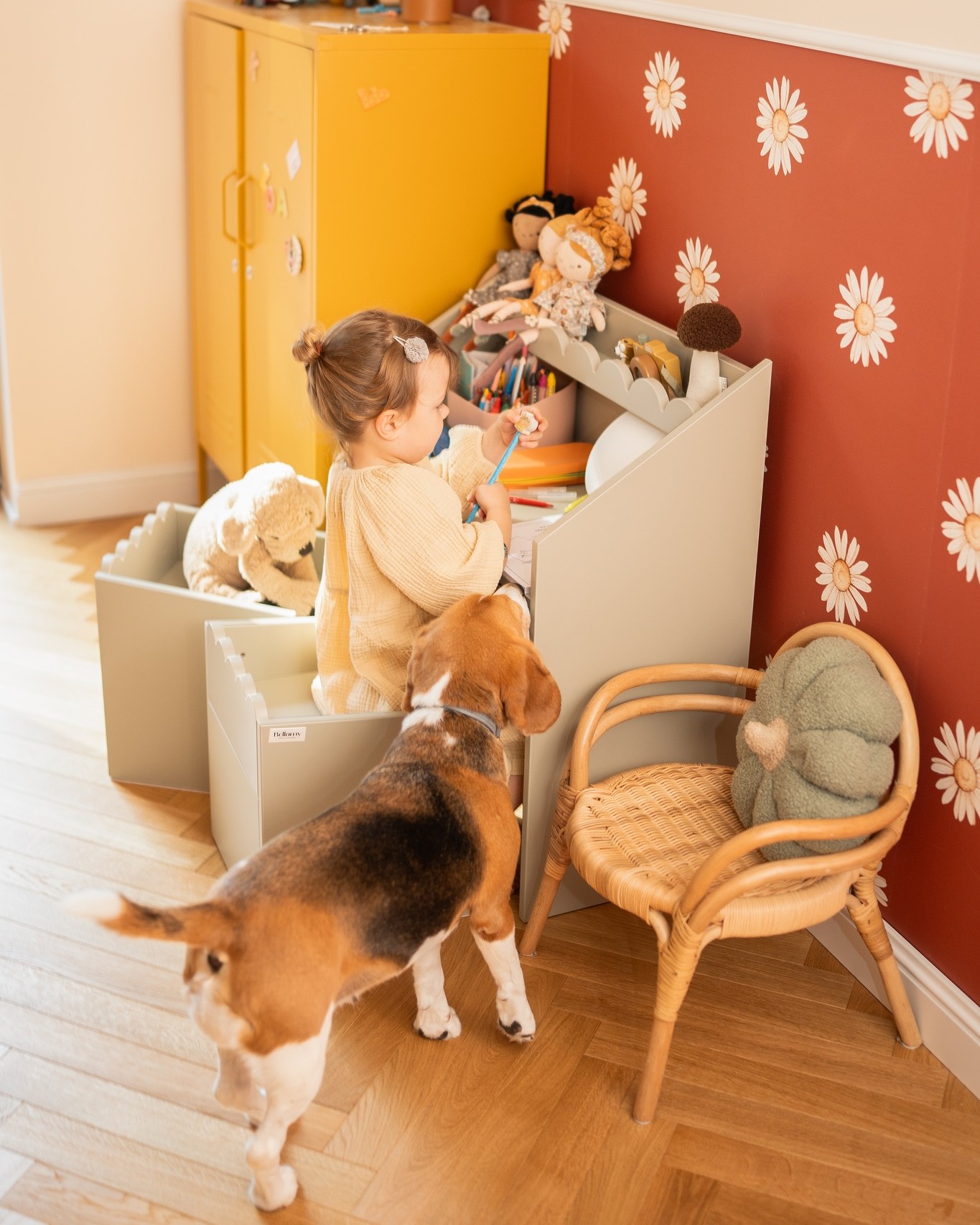 Montessori „Book Nook“ | SET Bücherregal + Kinderschreibtisch + 2 Kinderstühle – Bild 30