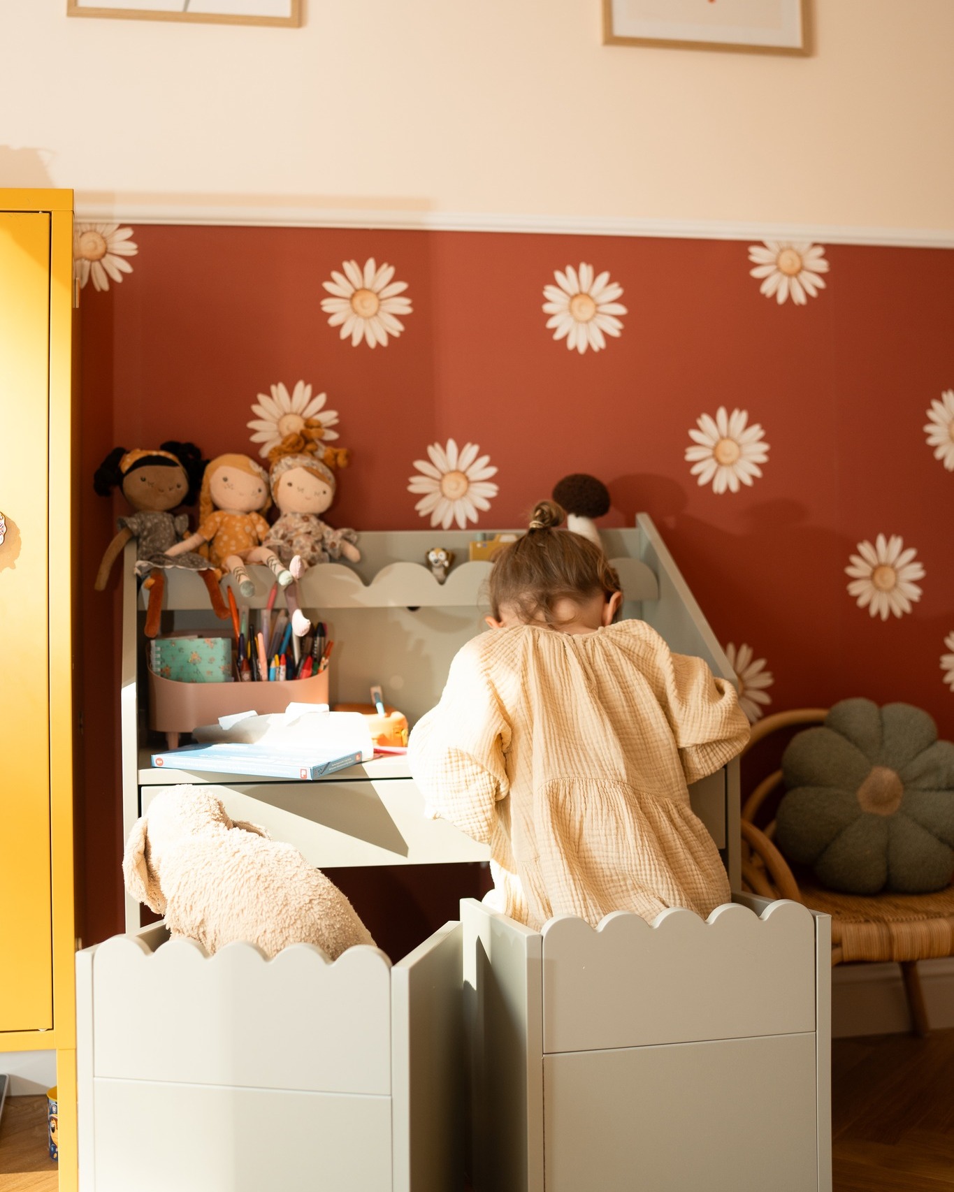 Montessori „Book Nook“ | SET Bücherregal + Kinderschreibtisch + 2 Kinderstühle – Bild 29