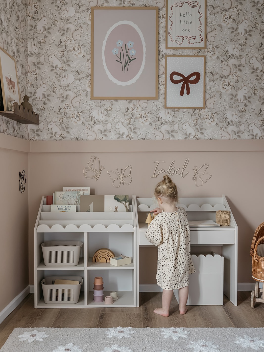 Montessori „Book Nook“ | SET Bücherregal + Kinderschreibtisch + 2 Kinderstühle – Bild 2