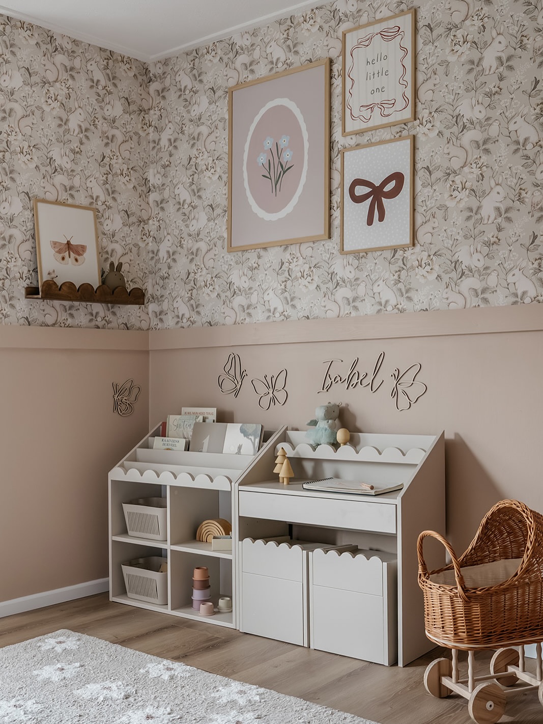 Montessori „Book Nook“ | SET Bücherregal + Kinderschreibtisch + 2 Kinderstühle – Bild 4