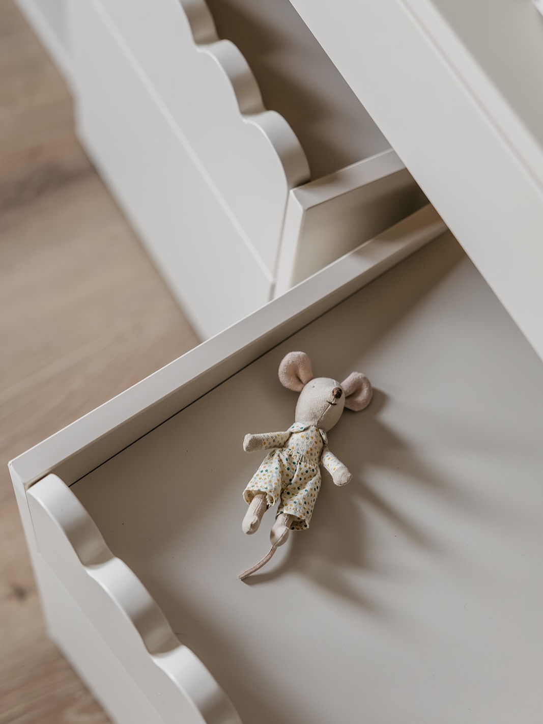 Montessori „Book Nook“ | SET Bücherregal + Kinderschreibtisch + 2 Kinderstühle – Bild 3