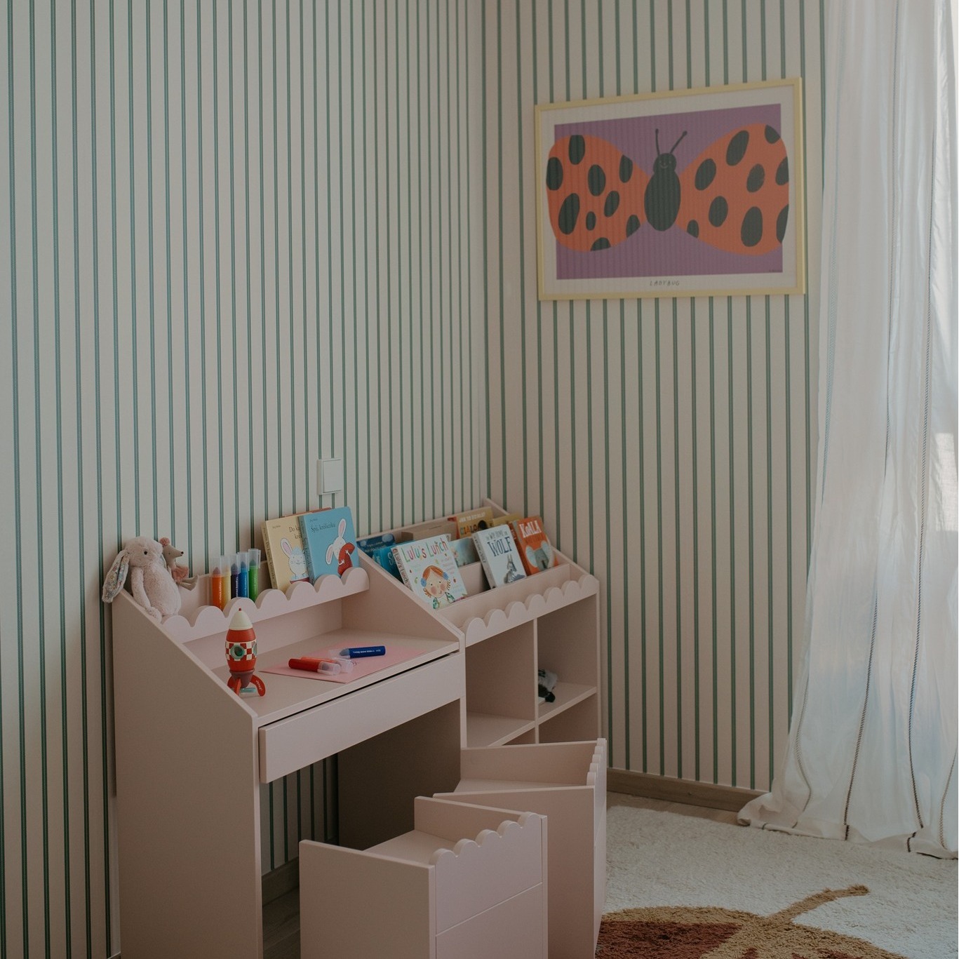 Montessori „Book Nook“ | SET Bücherregal + Kinderschreibtisch + 2 Kinderstühle – Bild 32