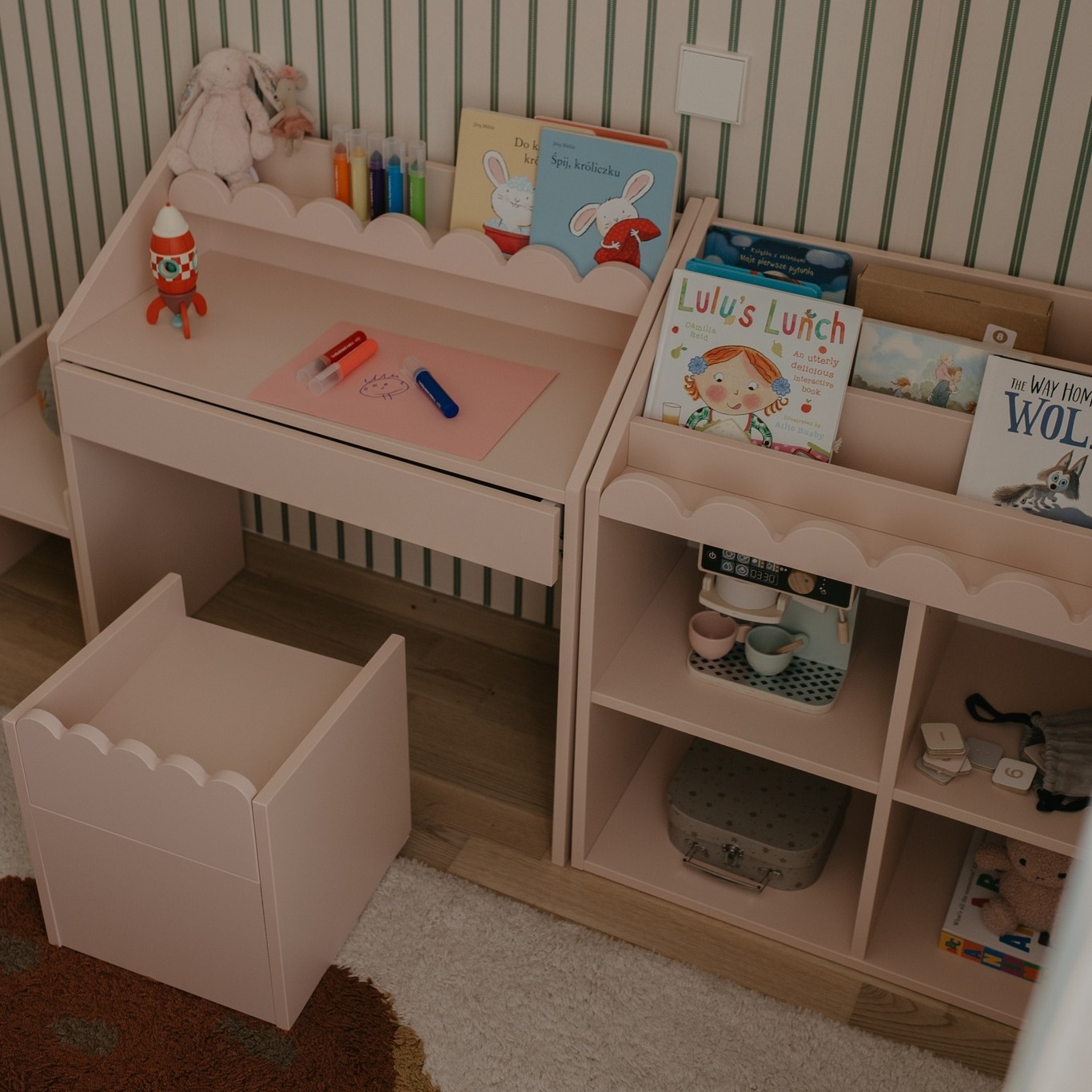 Montessori „Book Nook“ | SET Bücherregal + Kinderschreibtisch + 2 Kinderstühle – Bild 33